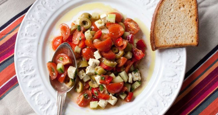 Siekana sałatka z ogórka, pomidora, oliwek i papryki z dodatkiem fety
